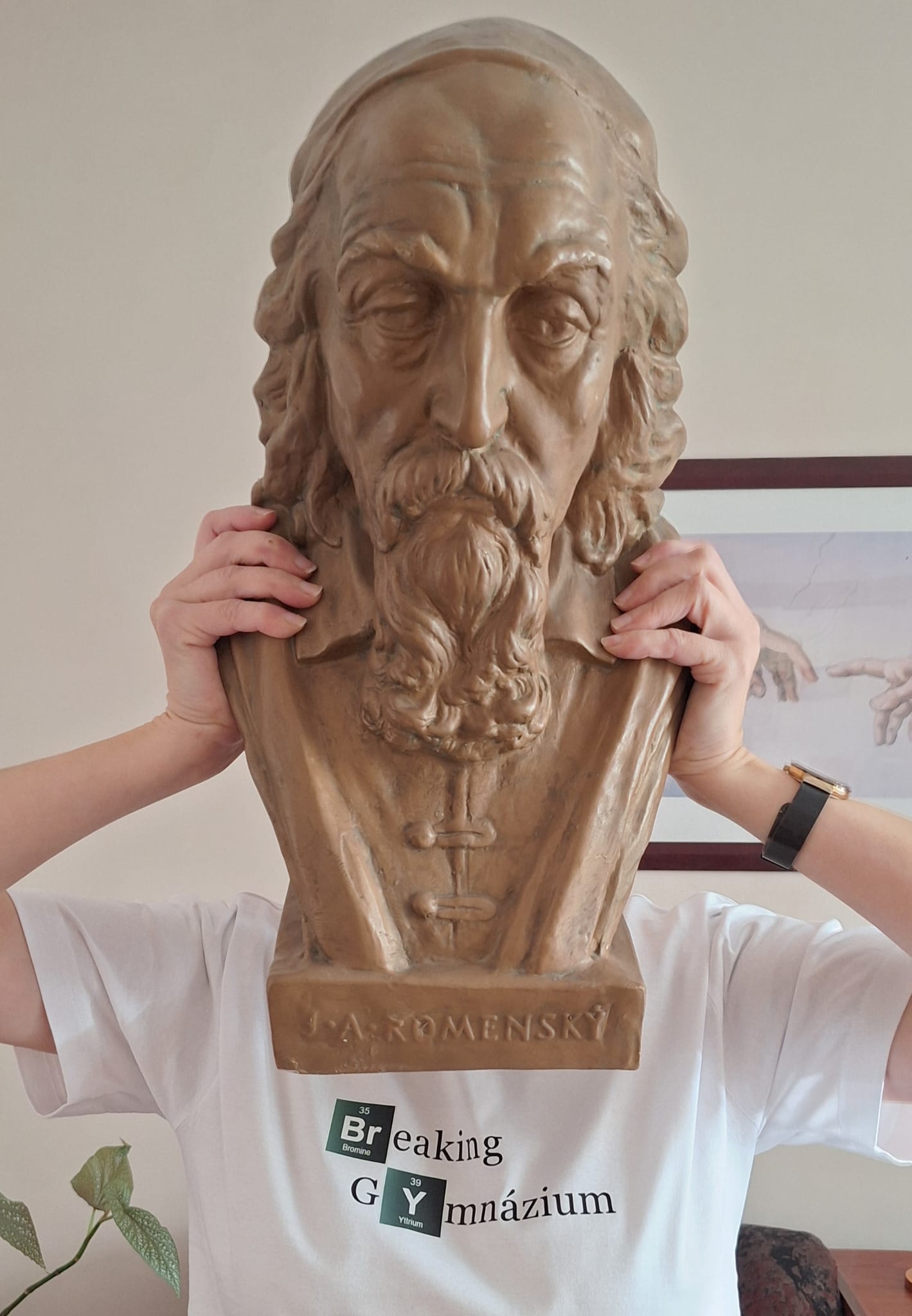 Model v tričku Breaking Gymnázium